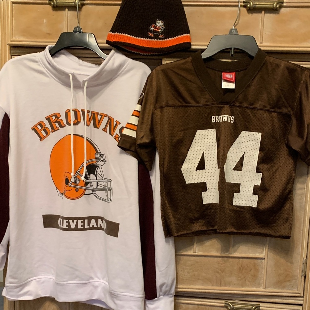 Cleveland Brown jersey and White Browns shirt with reversible Browns hat
